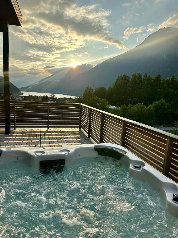 Ferienwohnung für 6 Personen, mit Seeblick und Ausblick sowie Pool und Garten, mit Haustier in Stryn - 2