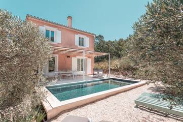 Location de vacances pour 6 personnes, avec piscine et jardin ainsi que sauna et vue à Moulézan