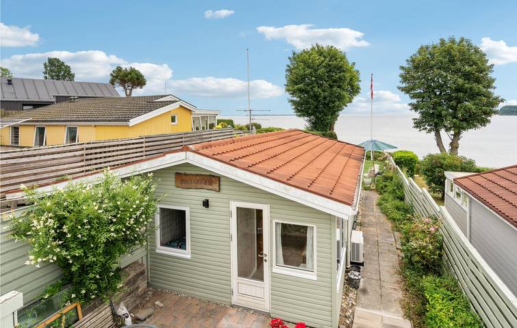 Ferieudlejning for 4 personer, med Terrasse og Have i Hejlsminde