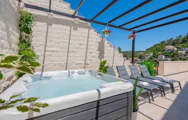 Gemütliche 2-Zimmer-Wohnung mit Meerblick, Terrasse und WLAN in der Nähe von Pucisca in Pucisca, Brac