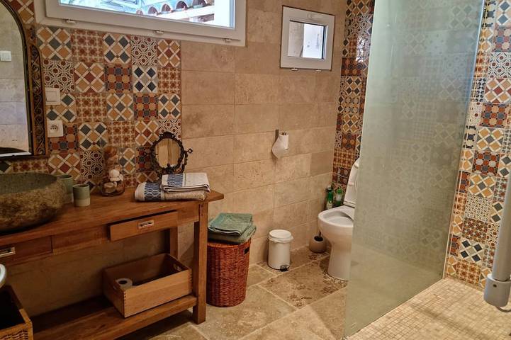 Location de vacances pour 4 personnes, avec jacuzzi ainsi que piscine et jardin à Argilliers - 4