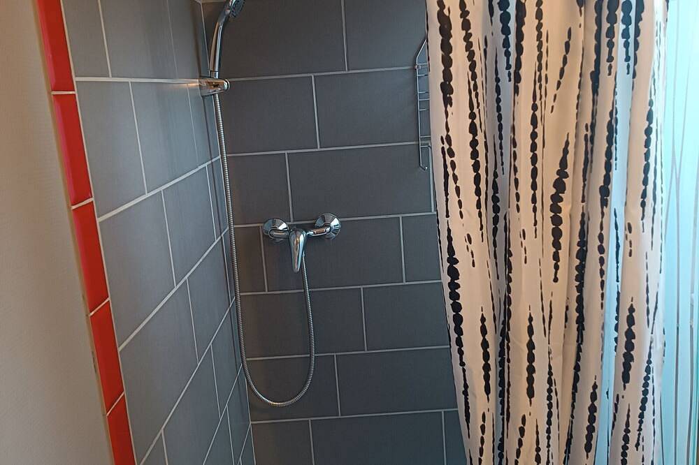Gîte spacieux avec salle de jeux, tennis et cheminée, idéal pour familles et amis jusqu'à 15 pers. in Saint-Jean-de-la-Motte, Sarthe