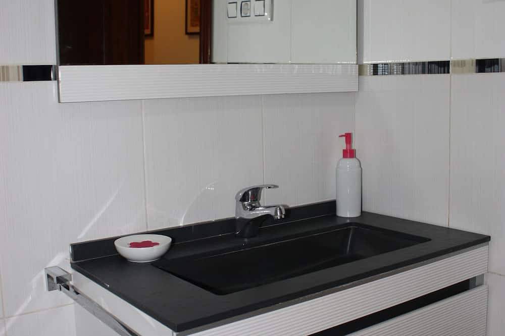 Entire apartment, Well maintained 3\/2 Apartment. Well maintained 3\/2 apartment. in Valencia, Costa de Valencia