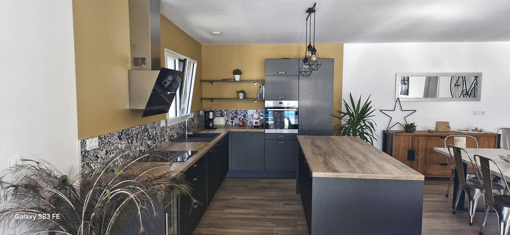 Gîte pour 9 personnes, avec terrasse ainsi que jardin et piscine à Plouescat - 3