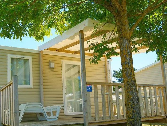 Flower Camping Les Paludiers - Mobilhome 2 personnes - Mobil-home Standard 18m² (1 chambre) + Tv + terrasse semi-couverte in Batz-sur-Mer, Côte d'Amour