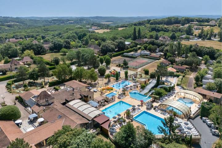 Mobil home pour 6 personnes, avec terrasse ainsi que jardin et piscine, adapté aux familles
