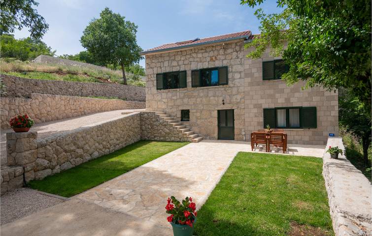 Ferienhaus für 8 Personen, mit Garten und Pool sowie Terrasse, mit Haustier