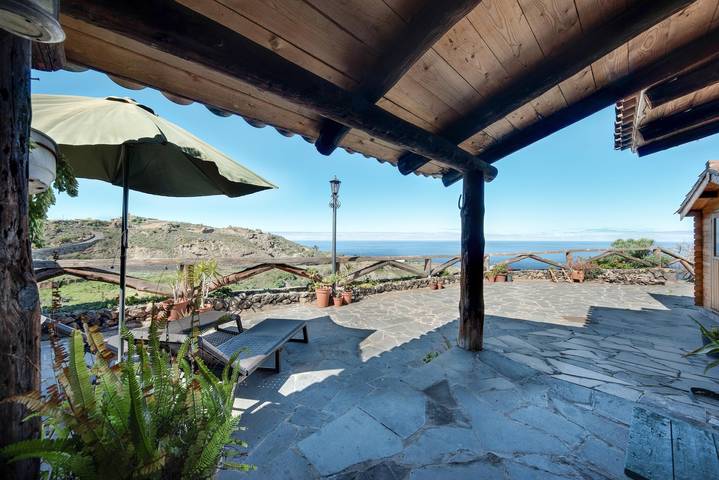 Rural Holiday Home ‘Finca Mar y Teide’ with Sea View, Mountain View, Wi-Fi & Terrace in Las Longueras, La Guancha