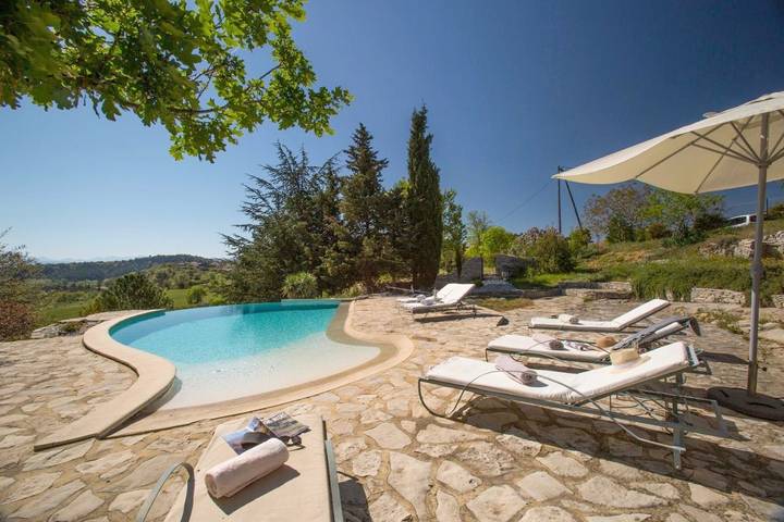 Chambre d’hôte pour 3 personnes, avec Terrasse et Jacuzzi ainsi que Jardin et Piscine à Volonne
