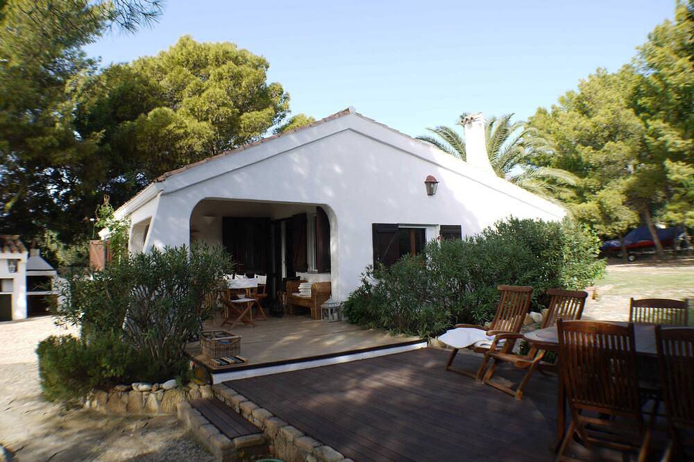 30 meters from the sea. 2 bedrooms, 2 bathrooms. Bbq. Wifi. Discounted ship tickets. in Cala Cipolla, Teulada