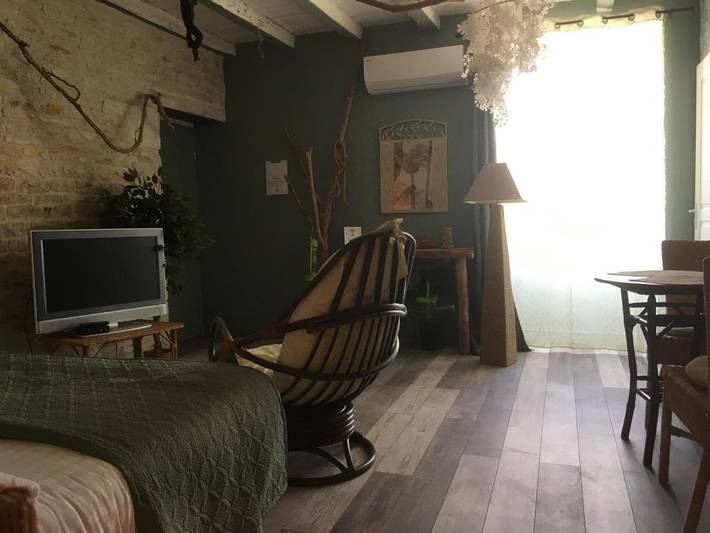 Gîte pour 2 personnes, avec terrasse et jardin à Saint-Saturnin-du-Bois - 4