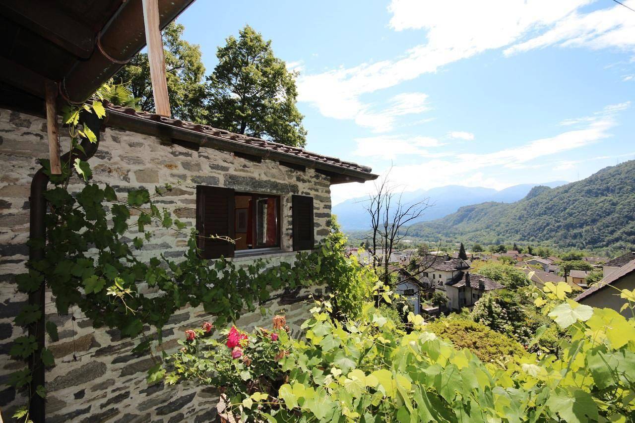 Charmantes Tessiner Haus mit absoluter Privatsphäre in Terre di Pedemonte, Tessiner Alpen