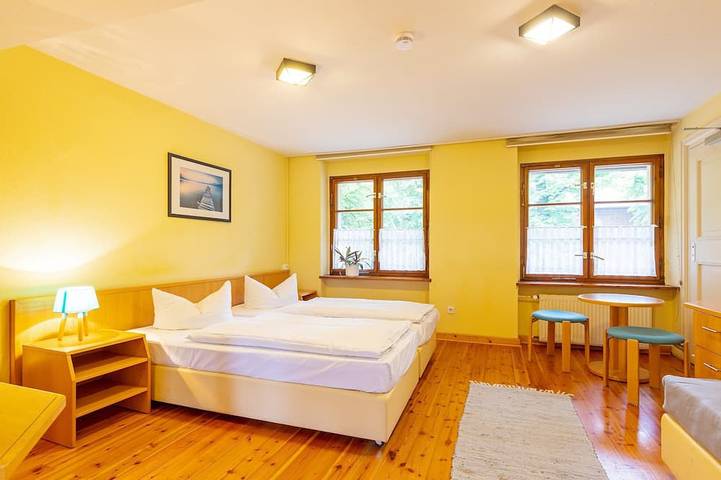 Dreibettzimmer  mit Etagenbad 1 - Jugendgästehaus in Cottbus, Lausitz
