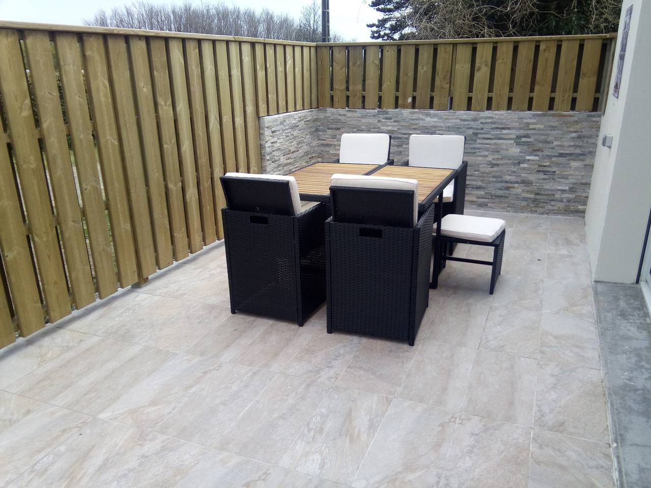 Casa Vacacional 'L'annexe' con Terraza Privada y Wi-Fi in Locmaria, Côte des Mégalithes