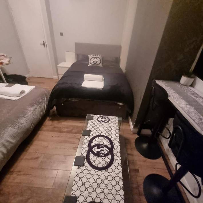 Glamping for 4 people, with Balcony and Terrace as well as Garden and View in London