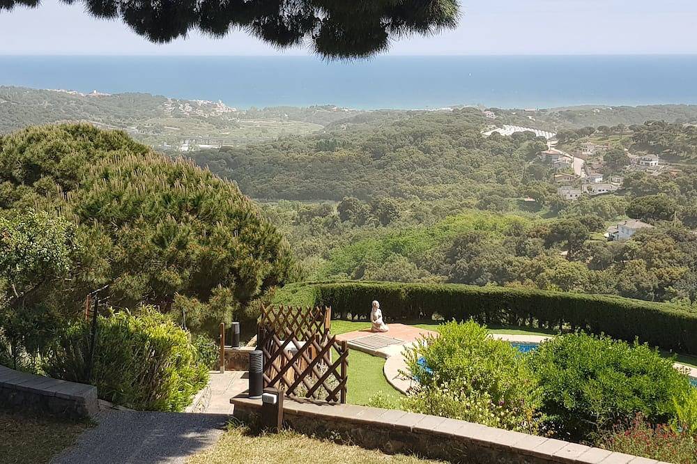 Magnífica villa de 60 ares, sublime vista al mar, tenis y piscina privada in San Cipriano de Vallalta, Costa del Maresme