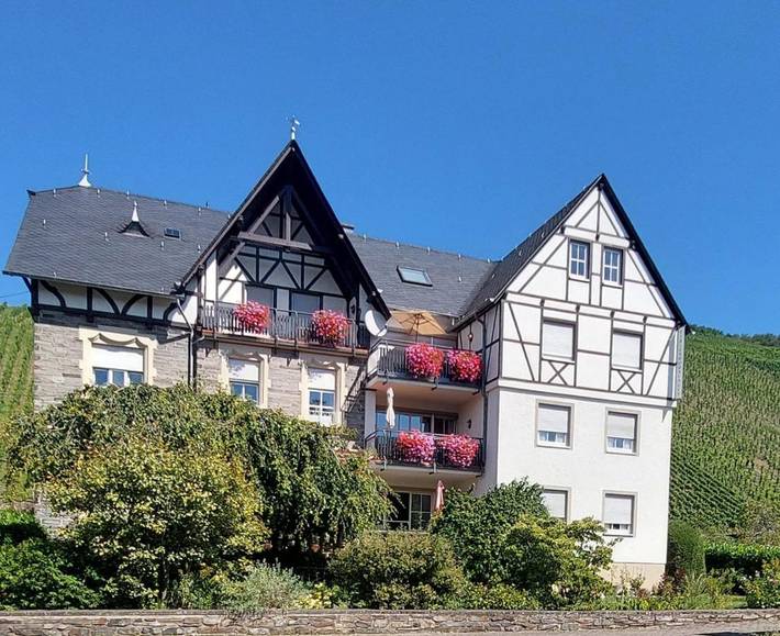 Ferienwohnung für 2 Personen, mit Balkon und Terrasse sowie Ausblick in Lieser