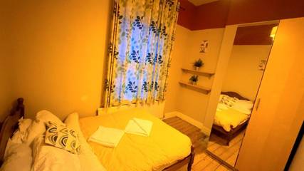 Holiday Rental for 14 People in Walsall, Birmingham Area, Photo 2