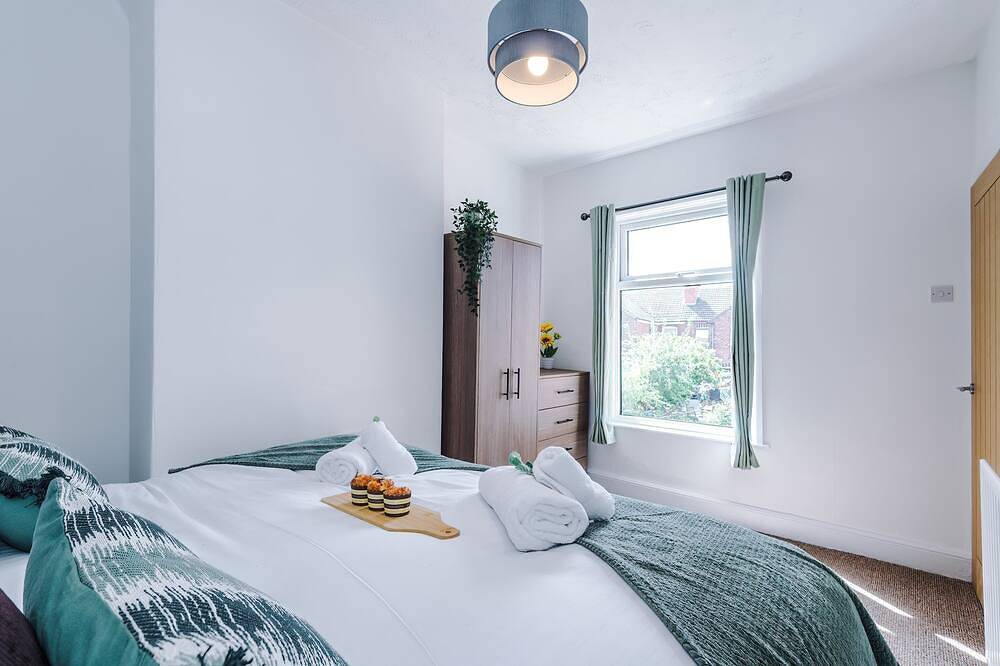 Stylish 2-Bed House in Crewe, Perfect for Business in Crewe, Cheshire East