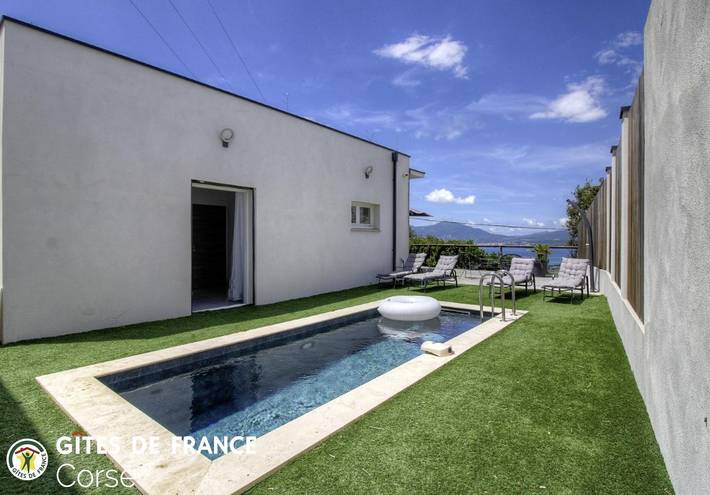 Gîte pour 4 personnes, avec Terrasse et Jardin ainsi que Piscine et Vue