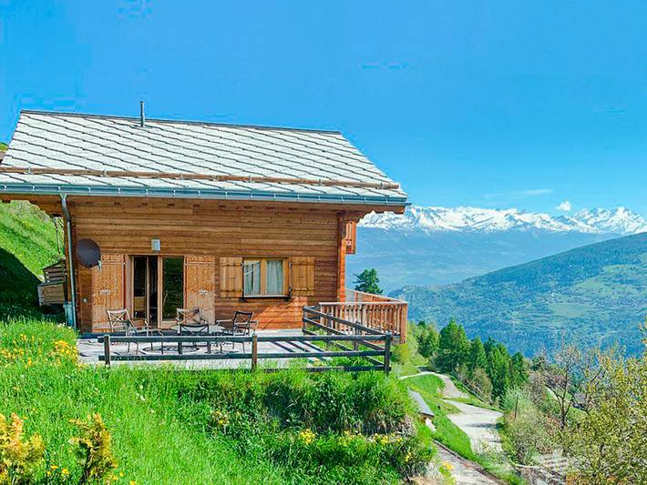 Chalet für 8 Personen, mit Balkon und Whirlpool sowie Sauna und Ausblick im Wallis