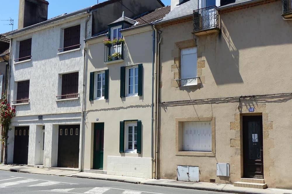 Acogedora casa cerca del centro con patio, internet y bicicletas gratis in Moulins, Allier (desambiguación)