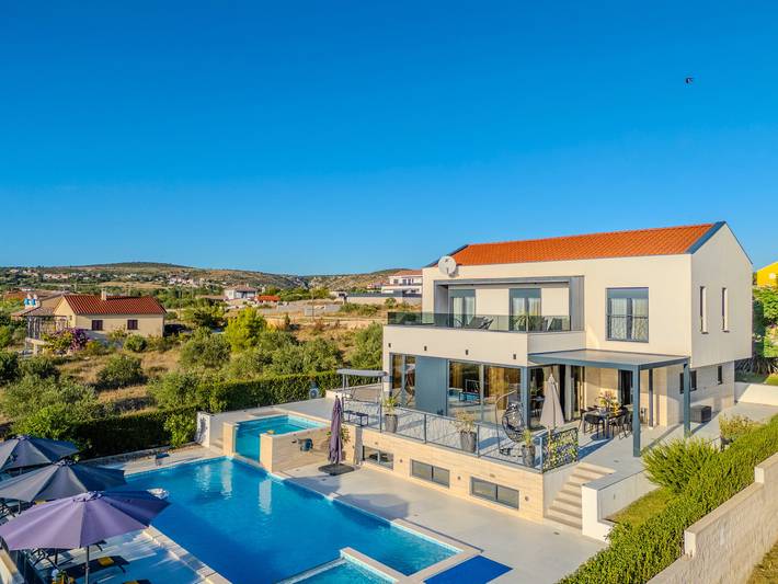 Ferienhaus für 10 Personen, mit Seeblick und Pool sowie Garten, mit Haustier in Pakostane