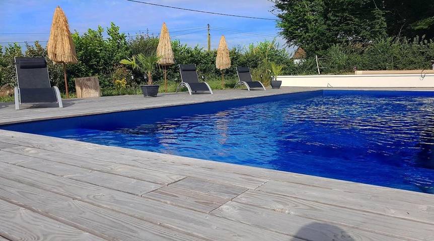 Gîte pour 4 personnes, avec Jacuzzi et Terrasse ainsi que Jardin et Piscine dans Bagnot