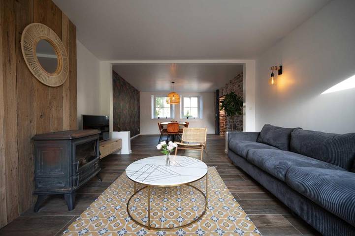 Location de vacances pour 6 personnes, avec Terrasse et Jacuzzi ainsi que Jardin et Piscine à Philippeville