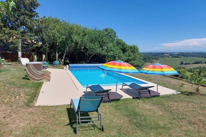 Gîte pour 2 personnes, avec terrasse et piscine ainsi que jacuzzi et jardin, animaux acceptés à Saint-Frajou