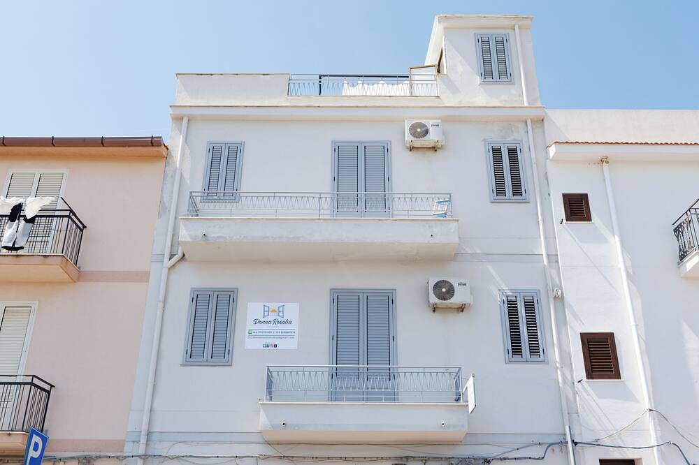 Entire apartment, Donna Rosalía Sea View Apartment with terrace/solarium included. in San Nicola l'Arena, Trabia