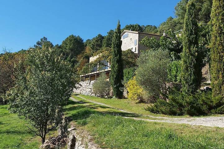 Gîte pour 7 personnes, avec jardin à Planzolles