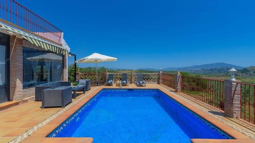 Casa rural para 4 personas, con jardín además de terraza y piscina en Alozaina