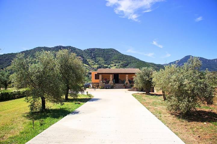 Location de vacances pour 10 personnes, avec jardin et balcon dans Cardedu