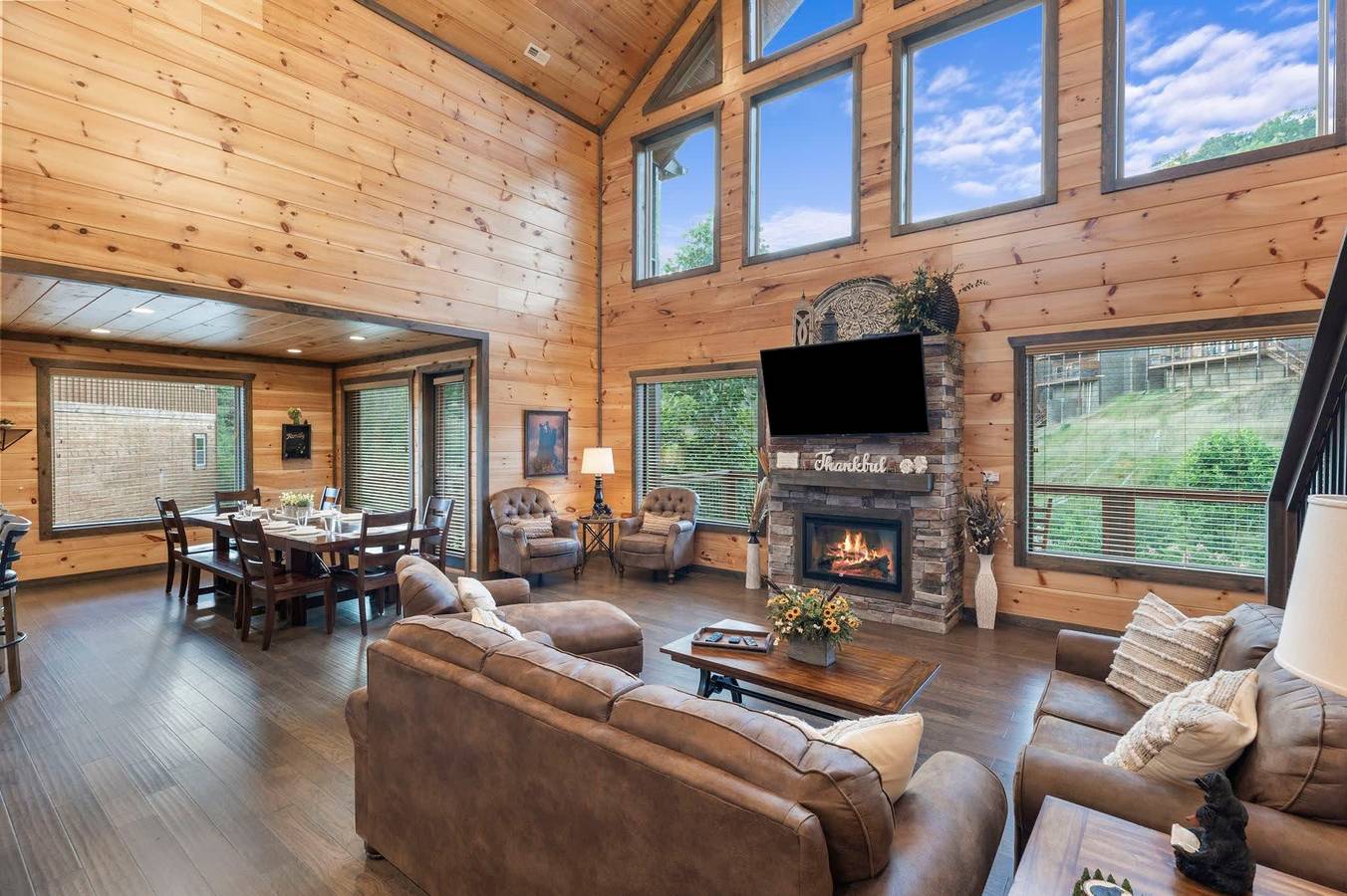 Entire studio, Luxury Brand New Cabin 5b 5.5ba w/Arcade,Theater in Sevier County