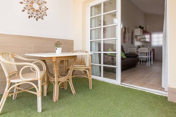Apartamento entero, Vacaciones 'Caleta Beach Deluxe' con piscina compartida, terraza privada y Wi-Fi in Caleta de Fuste, Antigua