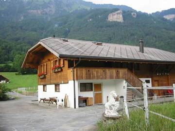 Gîte pour 4 personnes, avec piscine ainsi que jardin et vue à Brienzwiler