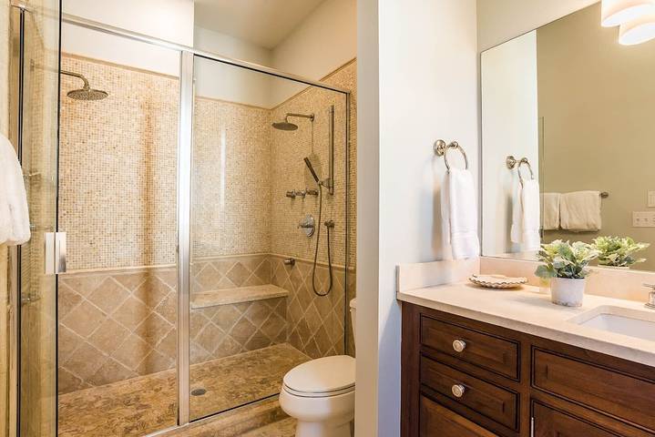 Vacation house for 12 people, with pool and balcony in Seaside