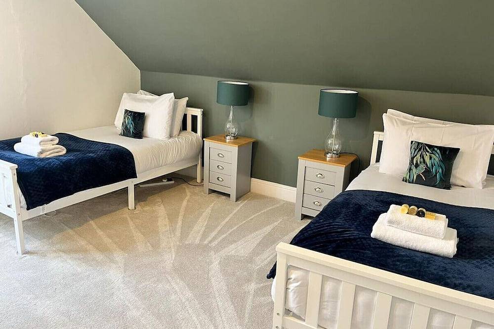 Stylishly decorated 3 bed home close to the sea in Merseyside