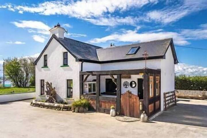 Holiday rental for 8 people, with hot tub and garden in Inishowen