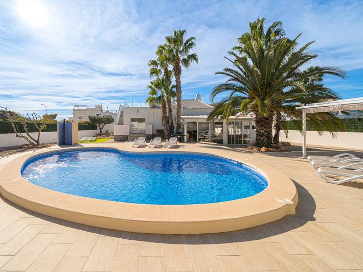Cheap villa for 6 people, with garden in Torrevieja