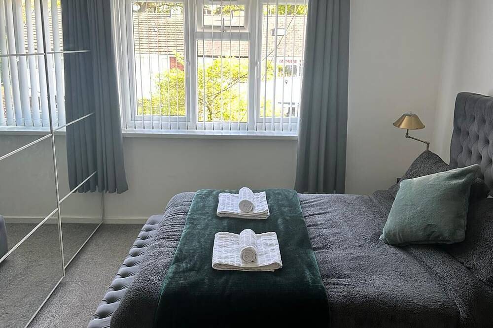 Entire apartment, The Coral Suite - 2 Bedroom Apartment with 5G Wi-Fi in Lakeside, Cardiff in Cardiff, Cardiff region