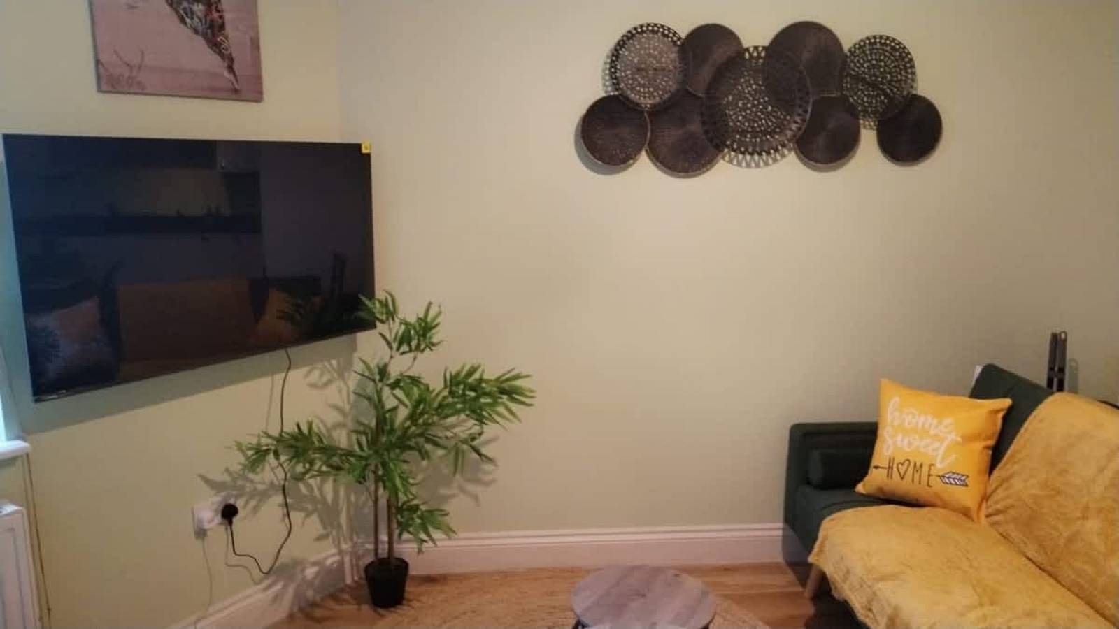 Entire apartment, Spacious 1Br Apartment   Steps from Brick Lane in Bethnal Green, London