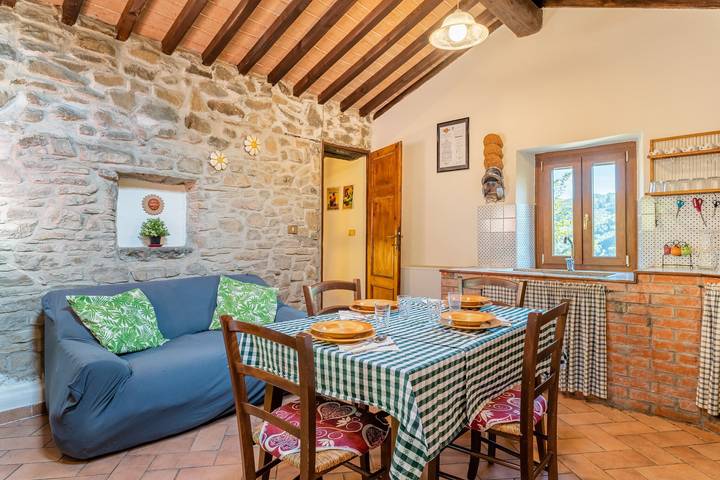 Casa vacanze "Il Colletto Romantic Stonehouse" con vista sulle montagne, giardino e terrazza in Pescia, Provincia di Pistoia