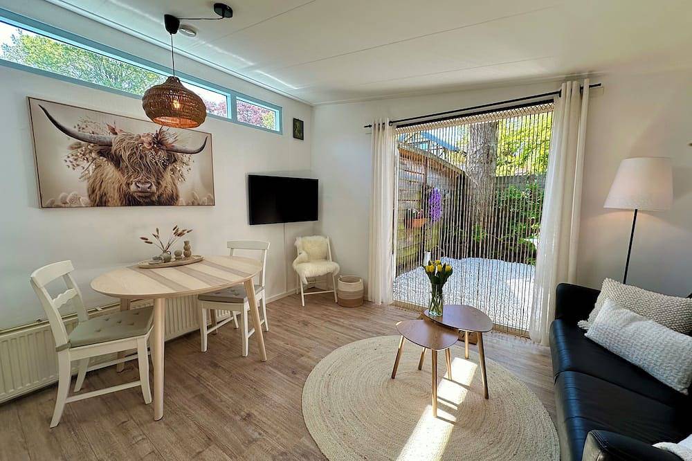 Geheel appartement, Gelijkvloerse, volledig uitgeruste, vakantiewoning met eigen terras. in Bergen (Noord-Holland), Noord-Holland - Kust van de Noordzee