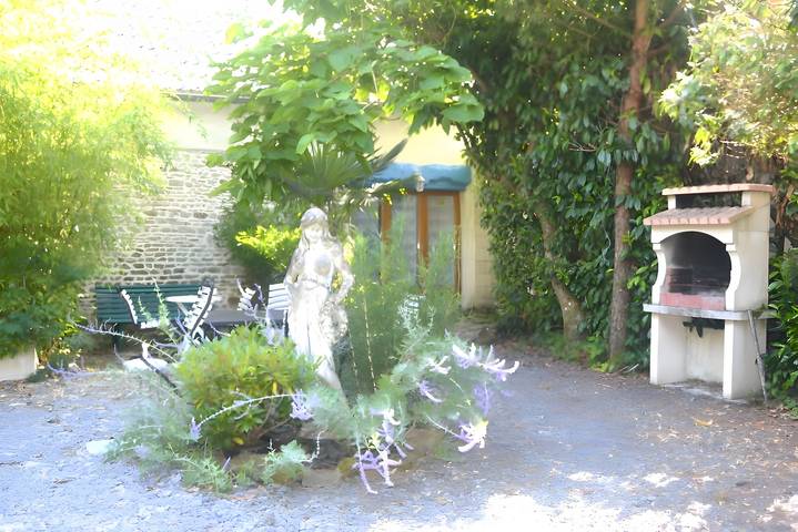 Location de vacances pour 3 personnes, avec jardin à Bacilly