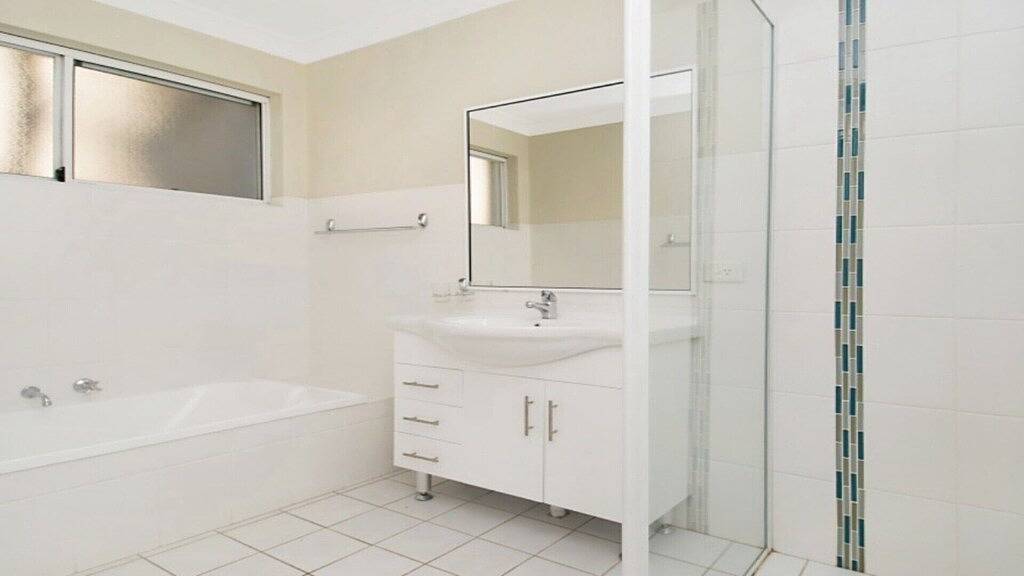 Durch Den Strand - Waterfront Ettalong Strand in Ettalong Beach, New South Wales