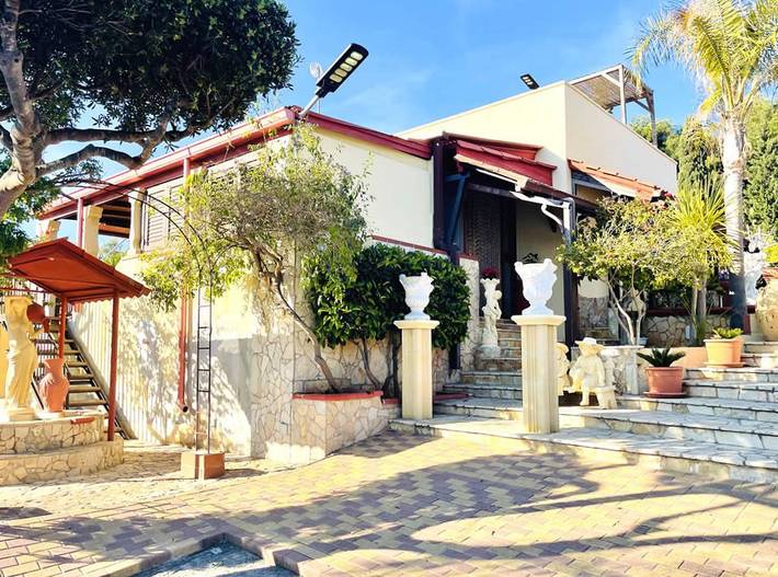 Appartement de vacances pour 5 personnes, avec balcon et jardin ainsi que vue sur le lac et piscine