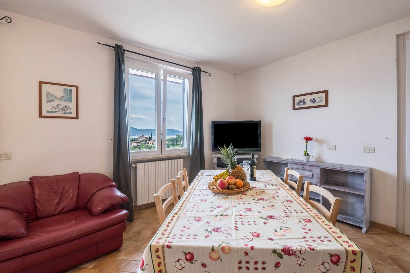 Appartamento intero, Casa Vacanze Al Agave Sotto. Vista Montagna e Lago, Wi-Fi & Balcone in Toscolano-Maderno, Prealpi Gardesane
