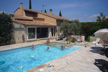 Cottage pour 6 personnes, avec jardin et terrasse à Sénas